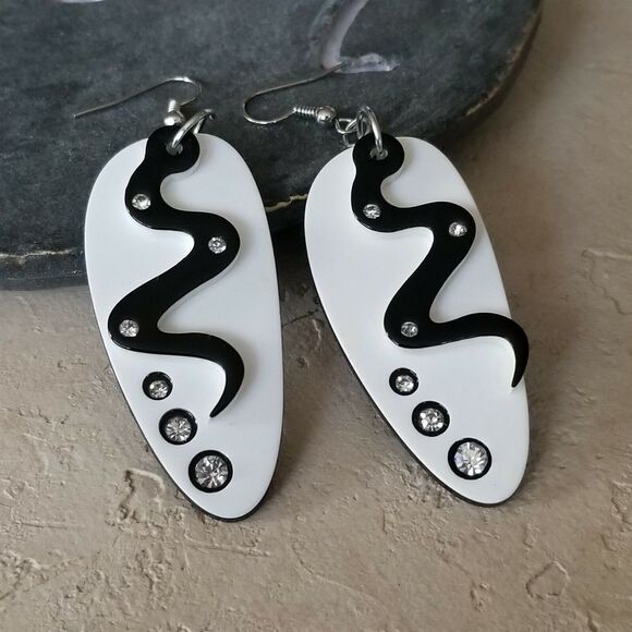 Retro White Black Lucite Austrian Crystal Freeform Oval Snake Dangle Earrings - Picture 1 of 5